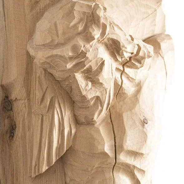 Geschnitztes Relief in hellem Holz in Nahaufnahme